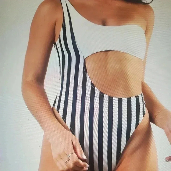 KENDALL + KYLIE ONE PIECE - Picture 1 of 2